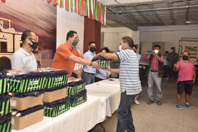 55 paquetes fueron distribuidos entre los trabajadores.