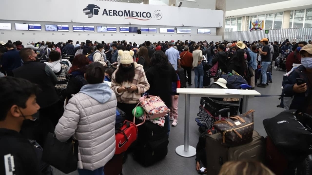 Reportan caos en Aeropuerto de la CDMX.