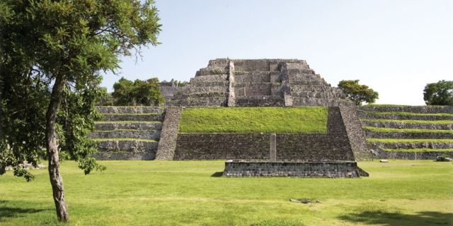 Plaza de la Estela de los Dos Glifos y la Gran Pirámide. Xochicalco, Morelos.