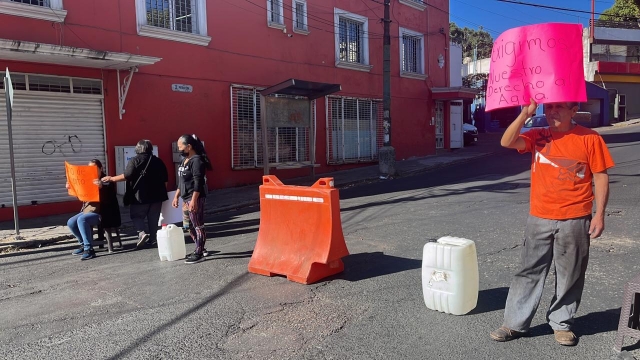 Protestan vecinos del barrio de Gualupita por la falta de agua potable