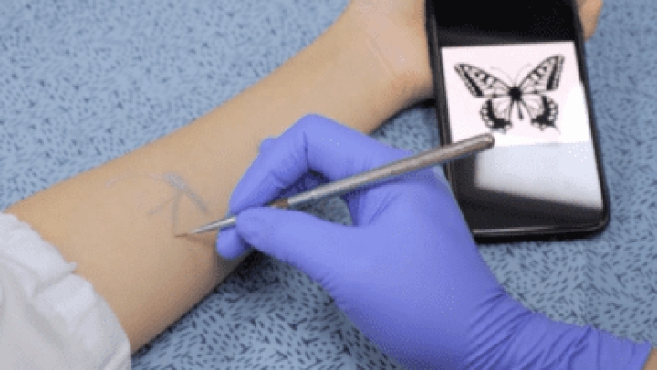 Científicos crean tatuaje de tinta electrónica para monitorear salud de las personas