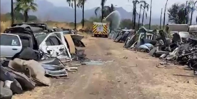 Sofocan bomberos incendio en un corralón de vehículos, en Yautepec