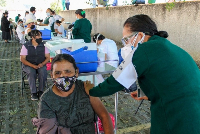 En Yecapixtla fueron vacunados más de cinco mil 300 adultos mayores contra el covid-19. 