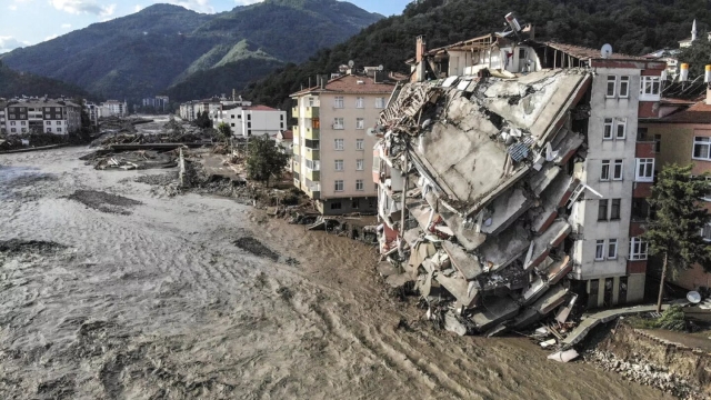 Inundaciones en Turquía dejan al menos 10 muertos en zonas devastadas por el sismo