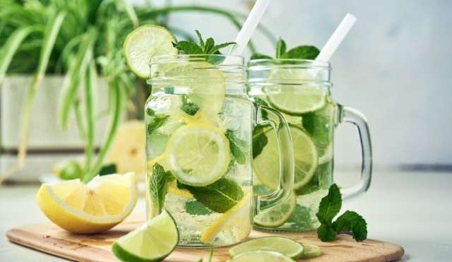 Agua de hierbabuena con limón: refrescante, saludable y fácil de preparar