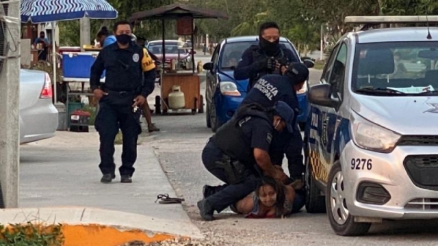 Policías de Tulum someten a una mujer y le provocan la muerte.