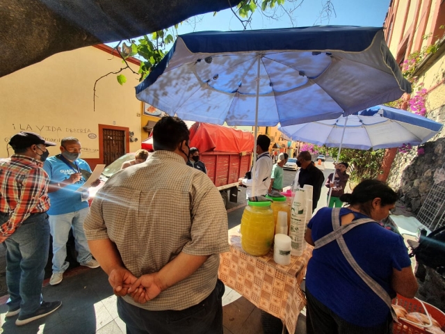 Se confrontan vendedores ambulantes con inspectores municipales en calle Nezahualcóyotl