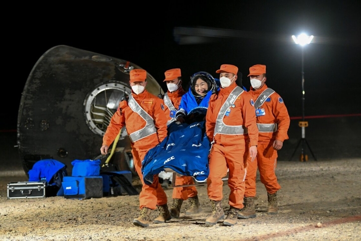 Tres astronautas chinos regresan a la Tierra