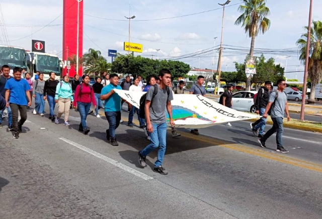 Los estudiantes marcharon por el primer cuadro de Cuautla.