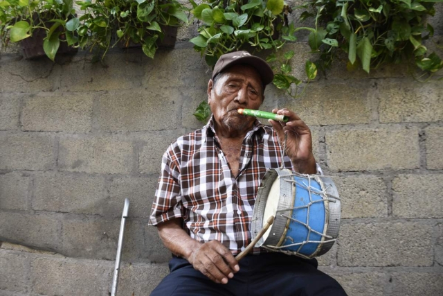 El grupo de tecuanes que 40 años atrás fundó Erasmo, bailó por última vez en su casa, frente su féretro, y se despidió del maestro.