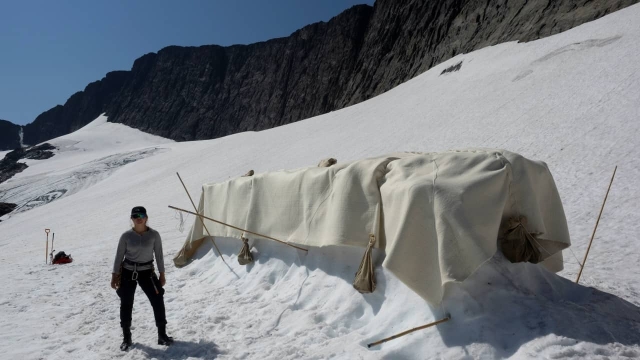 Cubren glaciar en Suecia para evitar que se derrita.
