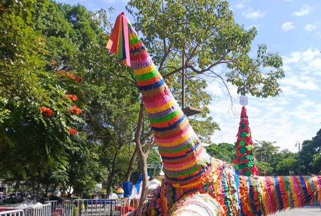 Casi listo el árbol navideño para la tradicional ceremonia de su encendido