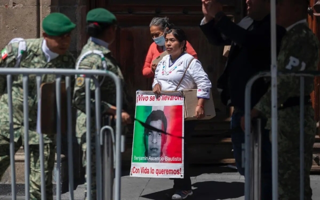 Padres de los 43 normalistas exigen a AMLO transparencia en caso Ayotzinapa