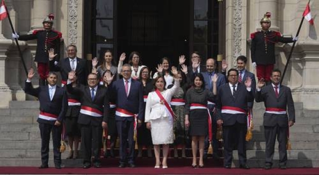 Presidenta de Perú toma protesta a nuevos ministros