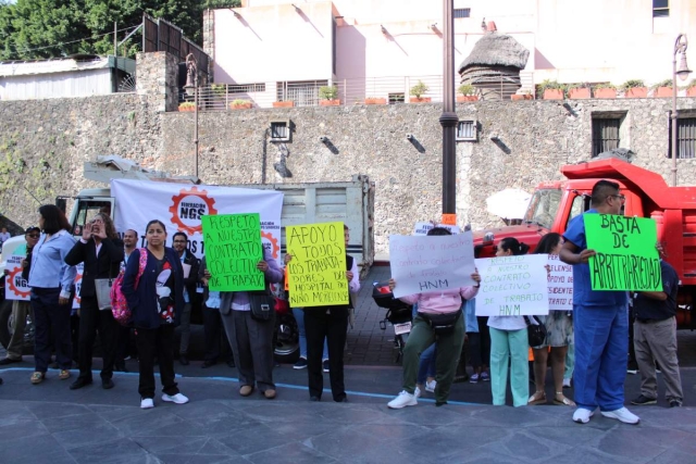 Trabajadores del Hospital del Niño y el Adolescente Morelense se manifestaron en el Tribunal Laboral y bloquearon las calles Leyva y Las Casas.