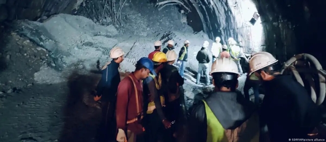 Una imagen proporcionada por la Fuerza de Respuesta a Desastres del Estado de Uttarakhand (SDRF) muestra a los rescatistas dentro de un túnel de carretera derrumbado en el norte de la India.