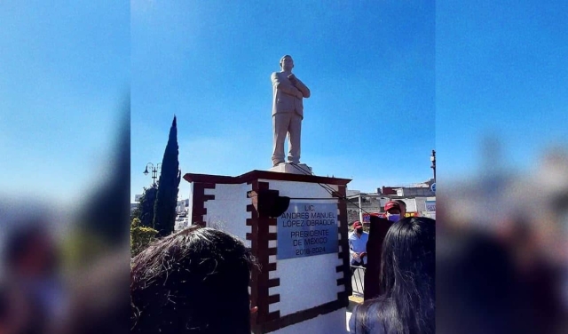 Develan estatua de AMLO en Atlacomulco.