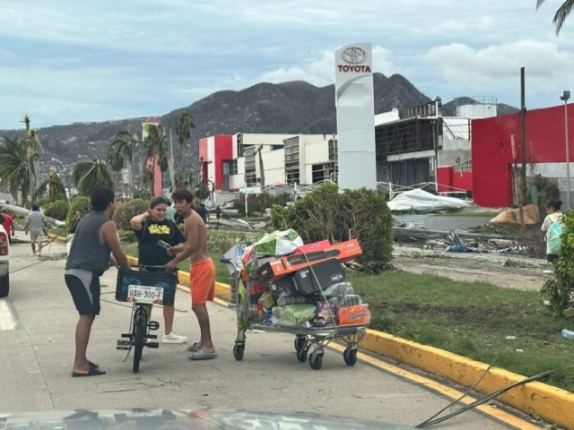 Reportan saqueos en Acapulco tras paso de Otis