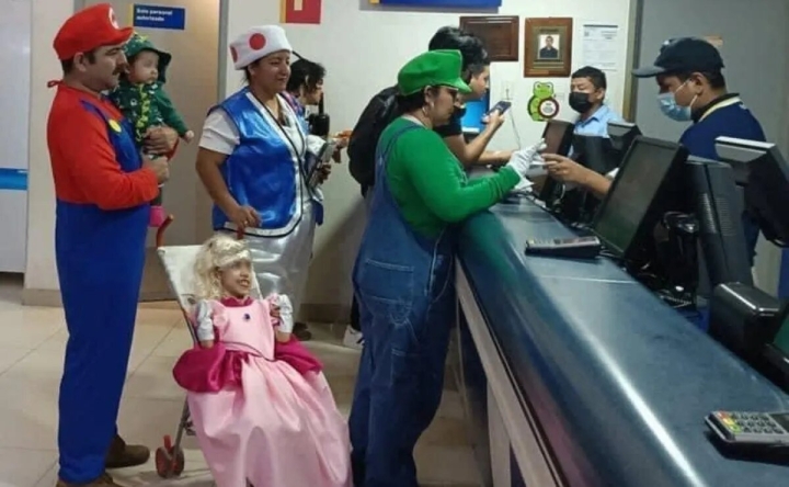 Familia mexicana acude disfrazada al estreno de Mario Bros