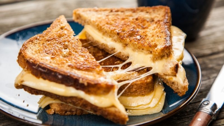 Prepara un clásico sándwich de queso fundido. ¡Aquí la receta!