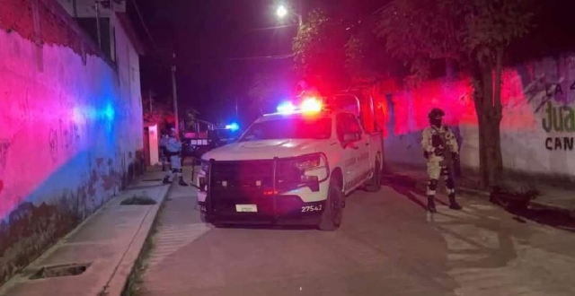 La escena del crimen fue resguardada por agentes de la Guardia Nacional y policías.