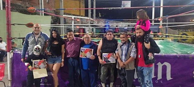  La Unión de Morelos, patrocinador oficial de la lucha libre en la entidad, hizo entrega de un reconocimiento a Mascarita Sagrada y Baby Richard, en la función que se realizó en el Parque Cri Cri.