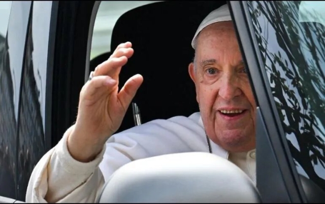 &#039;Estoy vivo&#039;: el Papa Francisco sale del hospital