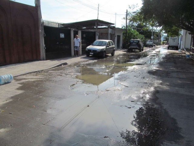  El problema del drenaje sobre la calle El Pochote ya tiene varias semanas y las autoridades no le han dado solución permanente, aseguraron los vecinos, que piden intervenir para terminar con este foco de infección.