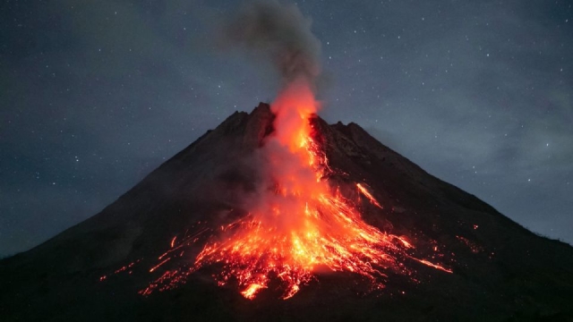 Volcán Merapi en Indonesia entra en erupción