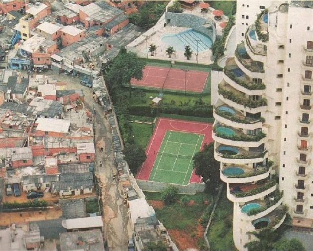 Contraste social de la favela Paraisópolis, en la ciudad de Sao Paulo, Brasil. Ejemplo de urbanismo fragmentado.