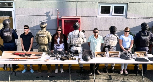 Aseguran integrantes de la Mesa de Paz y Seguridad a cuatro personas en Huitzilac con armas de alto poder, narcóticos y vehículos con reporte de robo