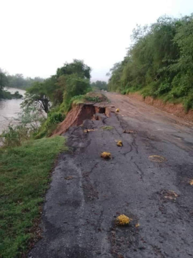 Las intensas lluvias de días recientes han afectado aún más las condiciones de la carretera.
