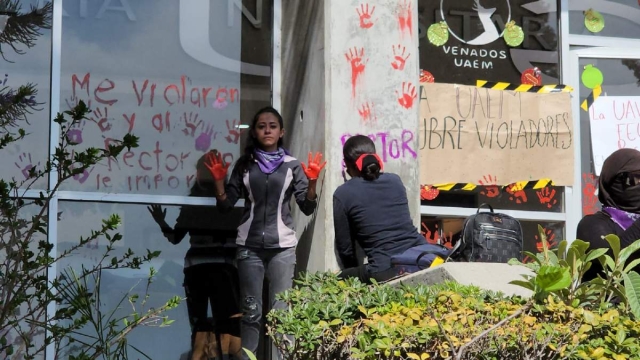 Grupos estudiantiles se manifestaron en la explanada de la Torre de Rectoría e incendiaron el monumento alusivo a la erradicación de la violencia contra la mujer.  