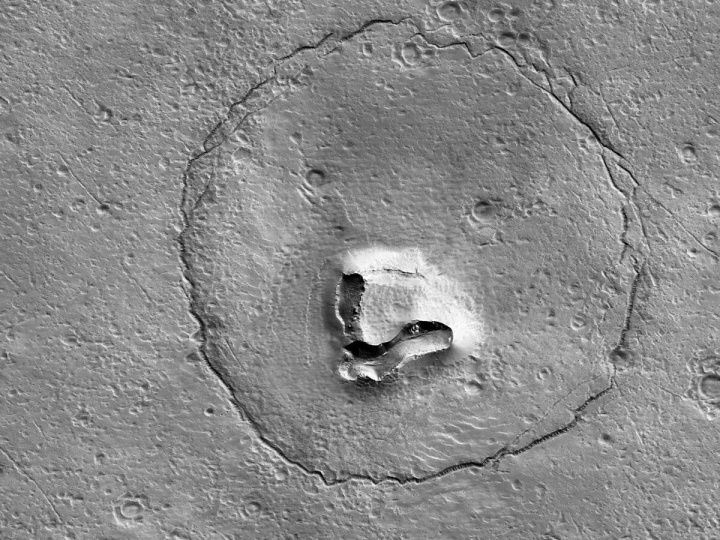 La NASA encuentra la divertida cara de un oso en la superficie de Marte