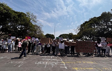 Arriban contingentes de estudiantes de la UAEM a plaza de armas de Cuernavaca