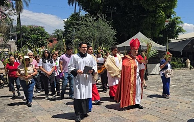 Encabeza obispo Ramón Castro procesión y misa del Domingo de Ramos, en la Catedral de Cuernavaca