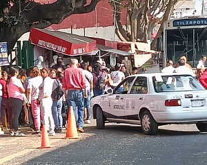 Arriban manifestantes al IEBEM